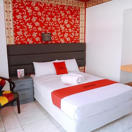 Reddoorz Plus @ Castle Chateau Iloilo Екстериор снимка