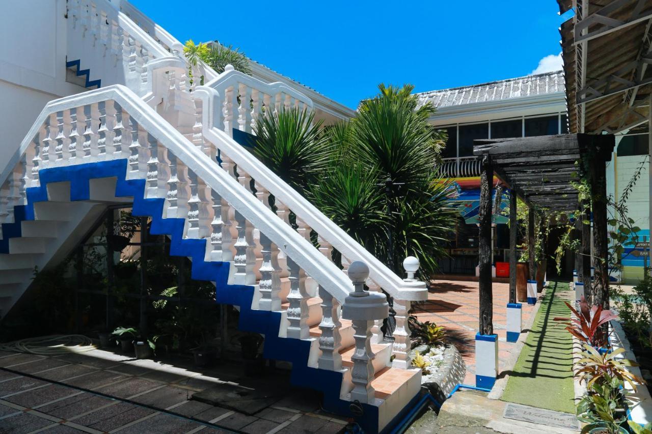 Reddoorz Plus @ Castle Chateau Iloilo Екстериор снимка