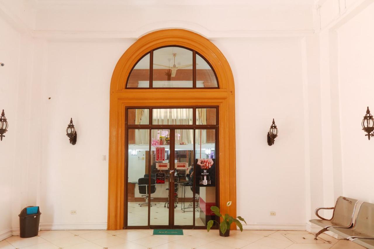 Reddoorz Plus @ Castle Chateau Iloilo Екстериор снимка
