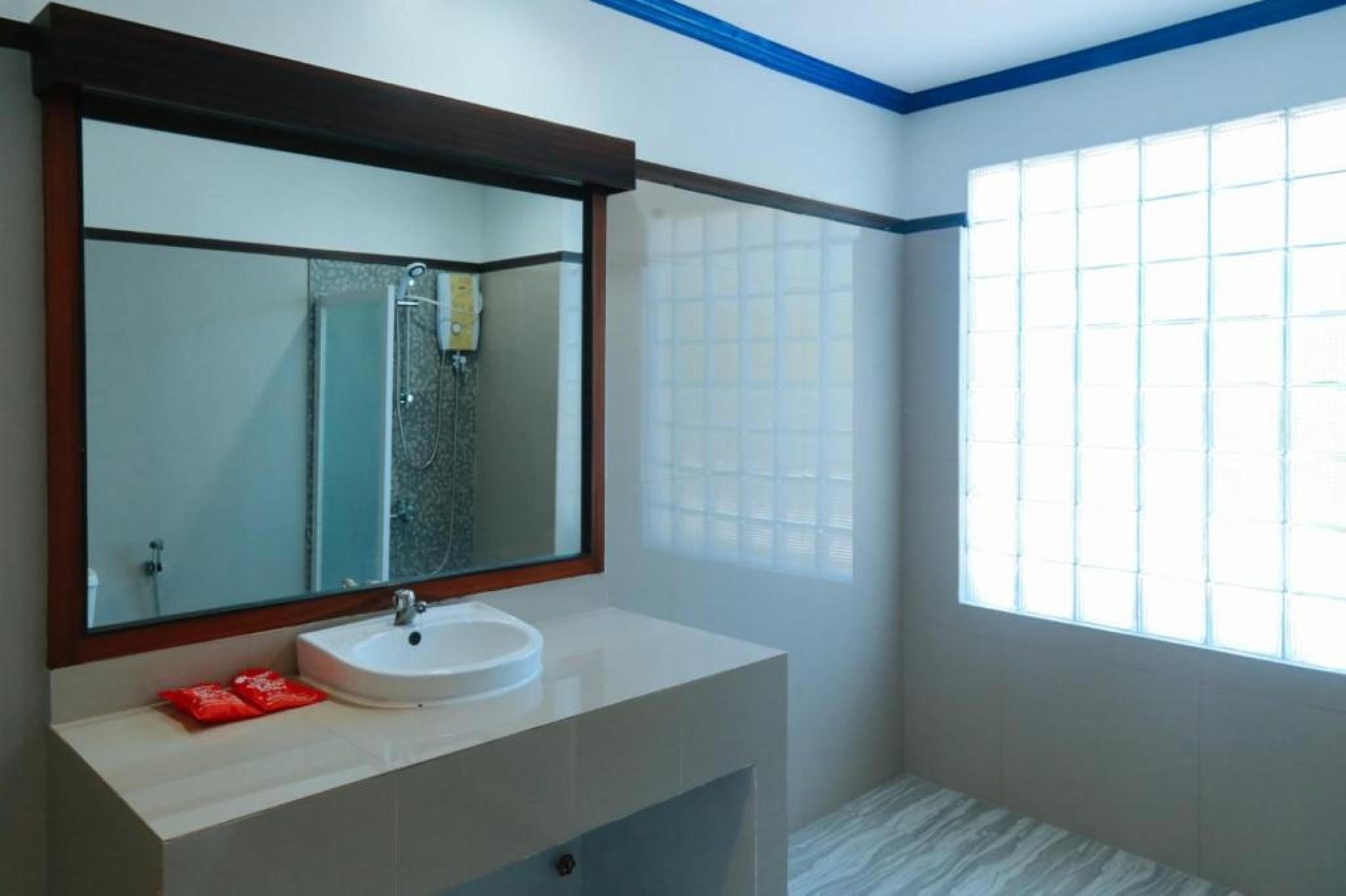 Reddoorz Plus @ Castle Chateau Iloilo Екстериор снимка