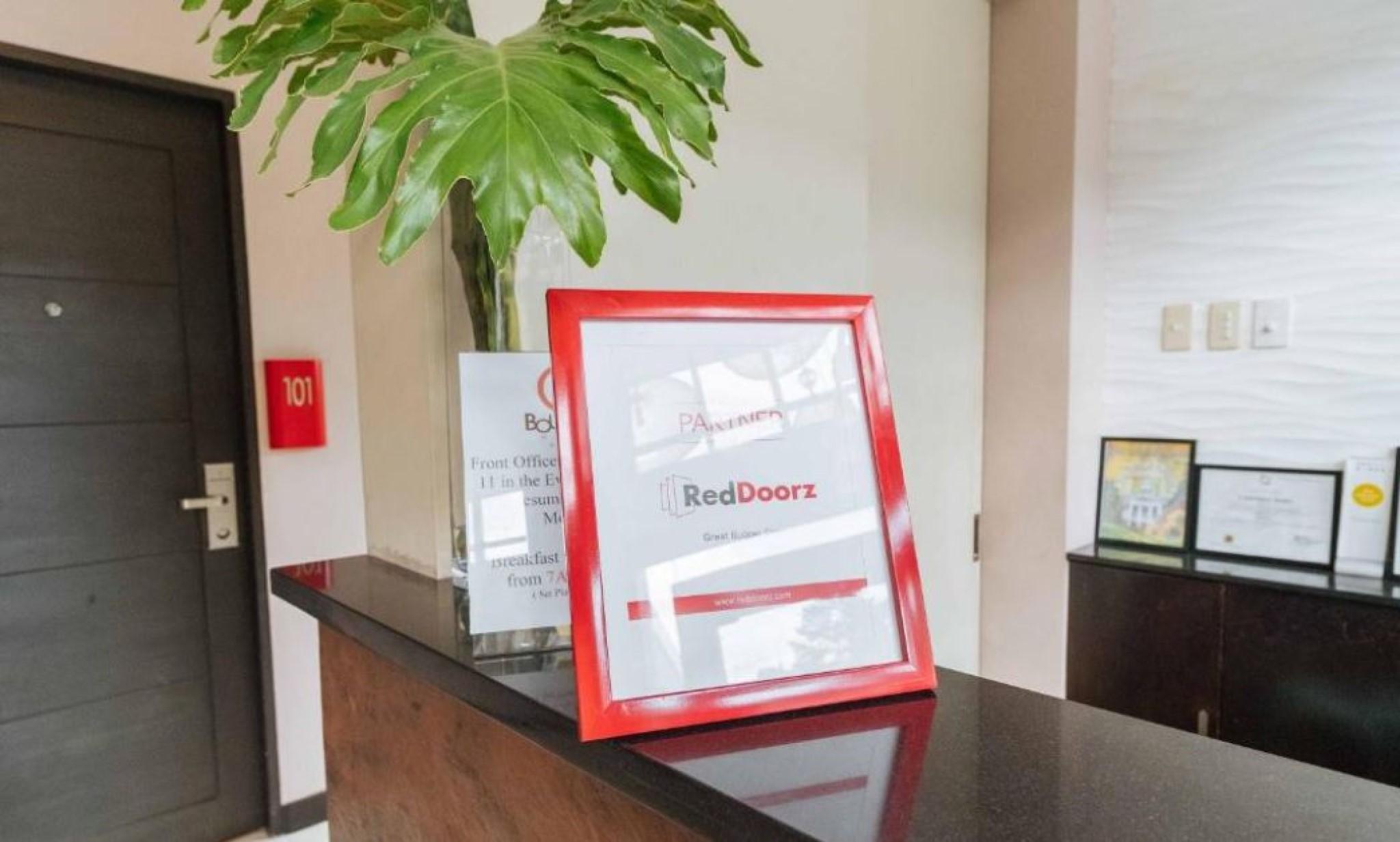 Reddoorz Plus @ Castle Chateau Iloilo Екстериор снимка