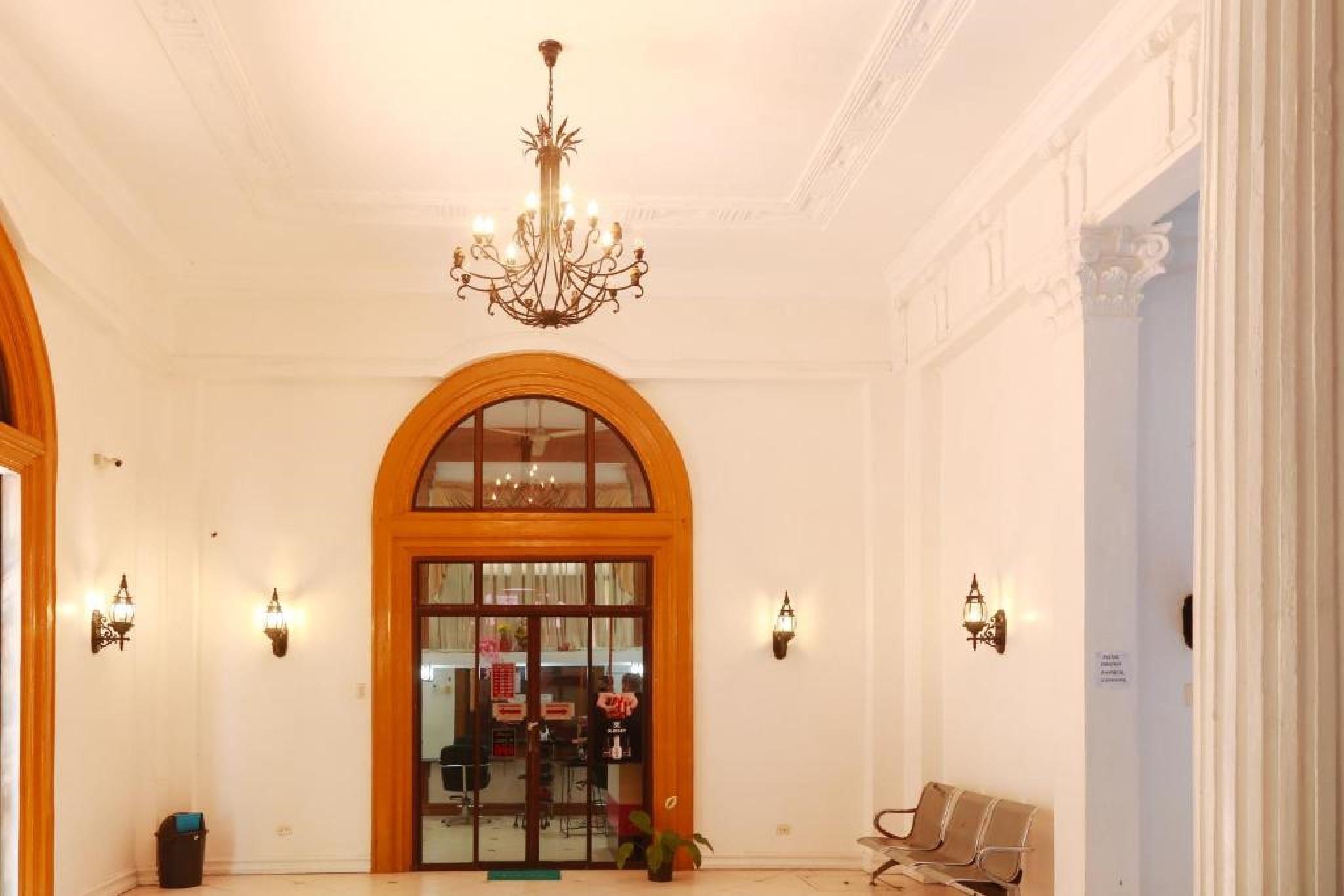 Reddoorz Plus @ Castle Chateau Iloilo Екстериор снимка