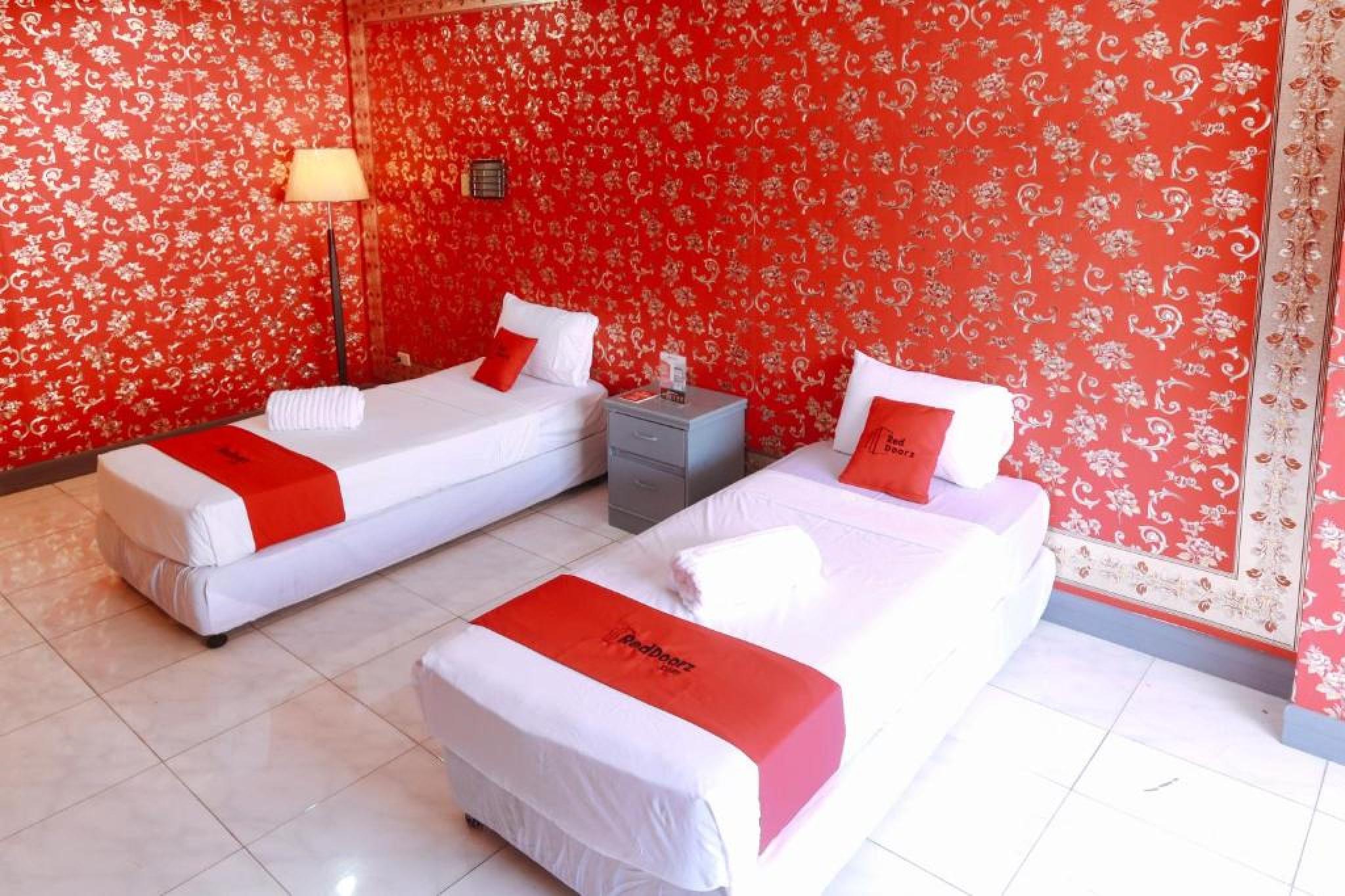 Reddoorz Plus @ Castle Chateau Iloilo Екстериор снимка