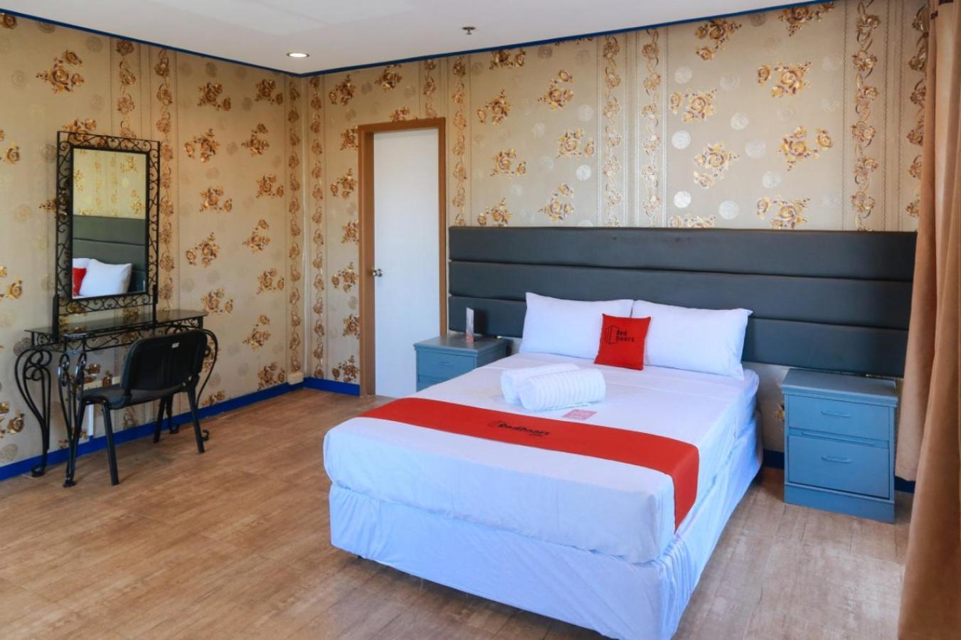 Reddoorz Plus @ Castle Chateau Iloilo Стая снимка
