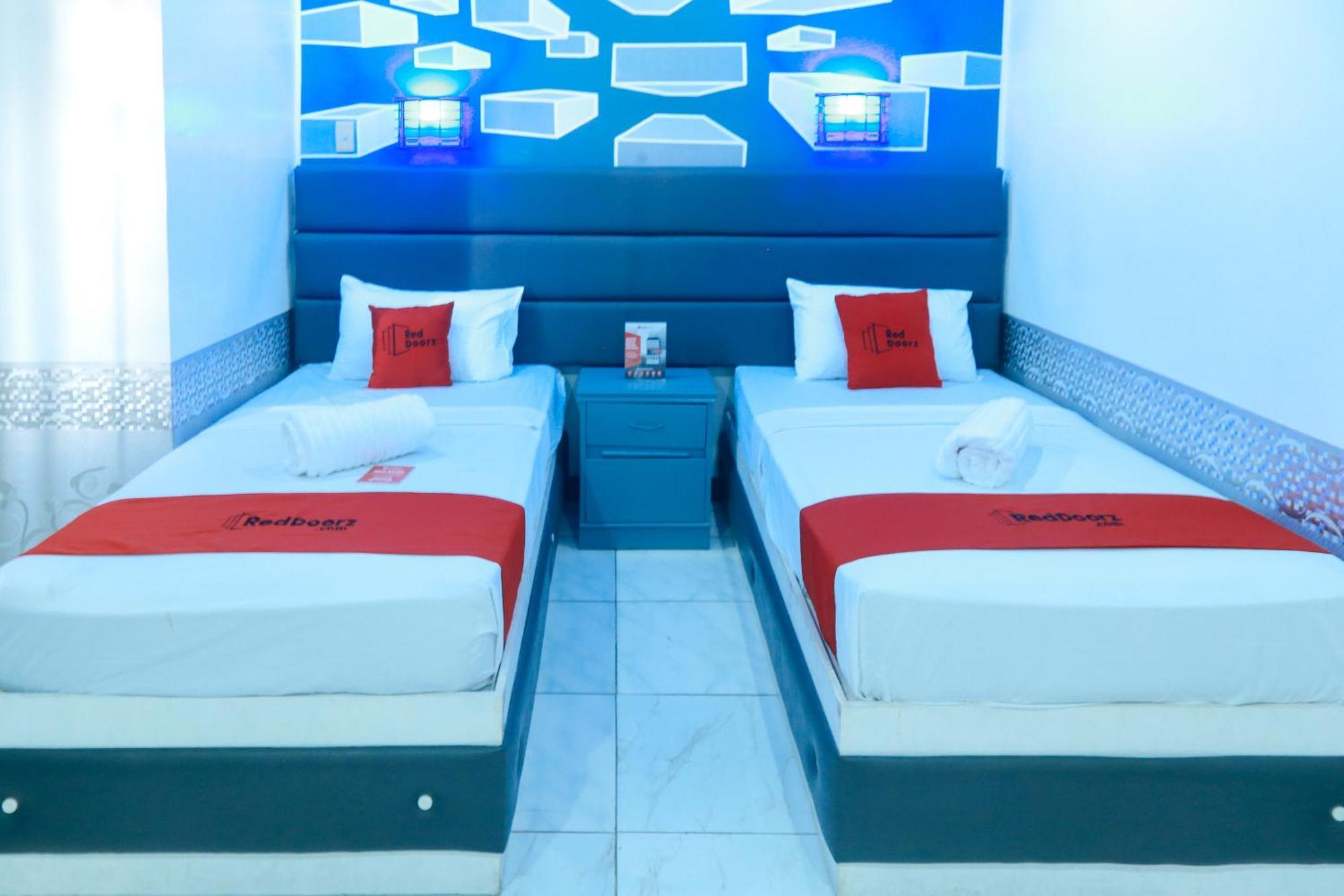 Reddoorz Plus @ Castle Chateau Iloilo Екстериор снимка
