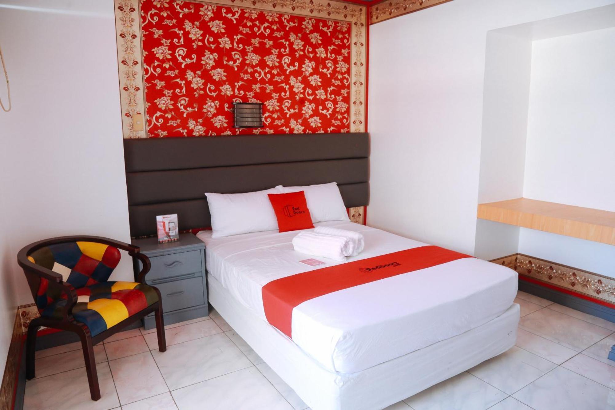 Reddoorz Plus @ Castle Chateau Iloilo Екстериор снимка