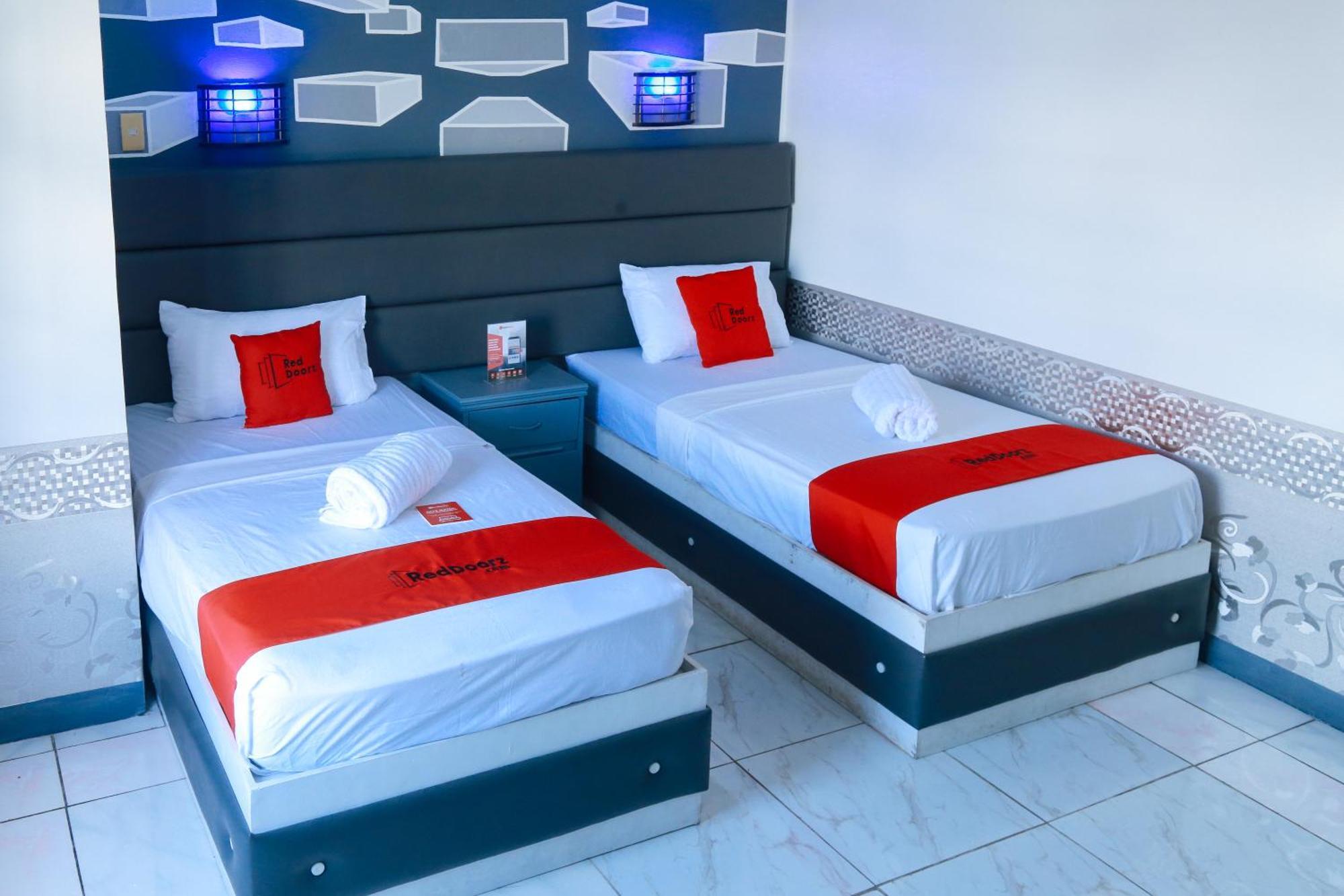 Reddoorz Plus @ Castle Chateau Iloilo Екстериор снимка