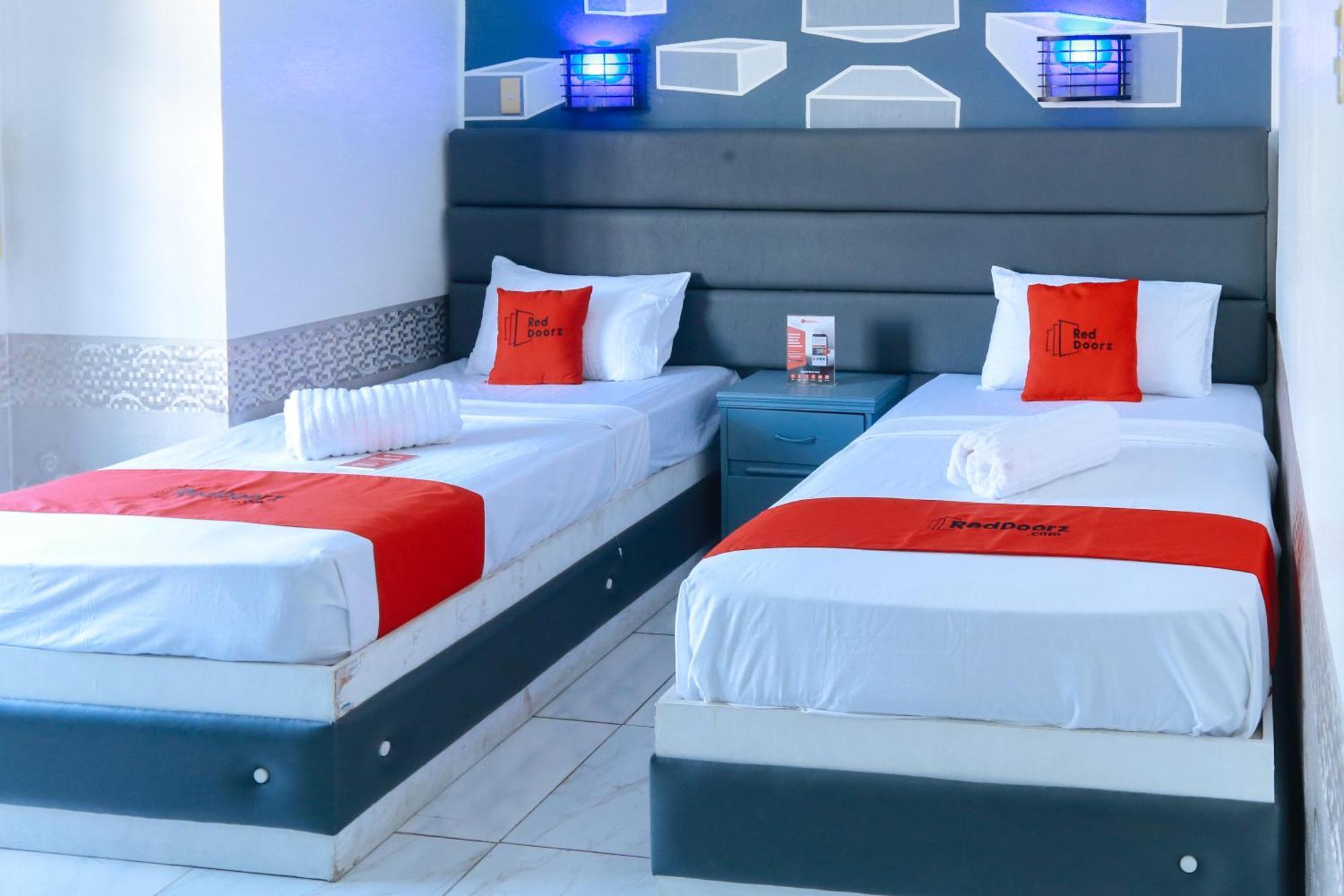 Reddoorz Plus @ Castle Chateau Iloilo Екстериор снимка
