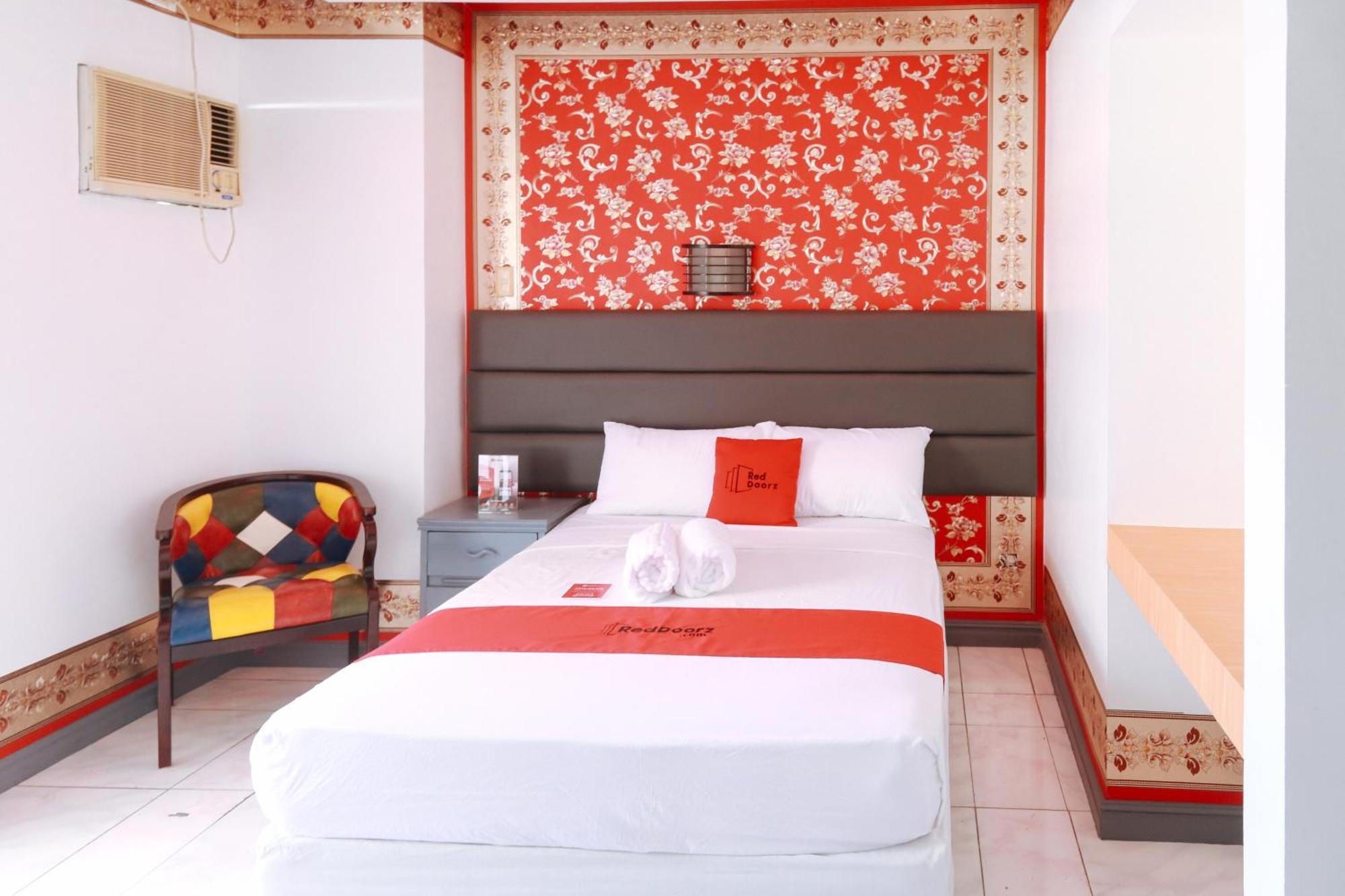 Reddoorz Plus @ Castle Chateau Iloilo Екстериор снимка