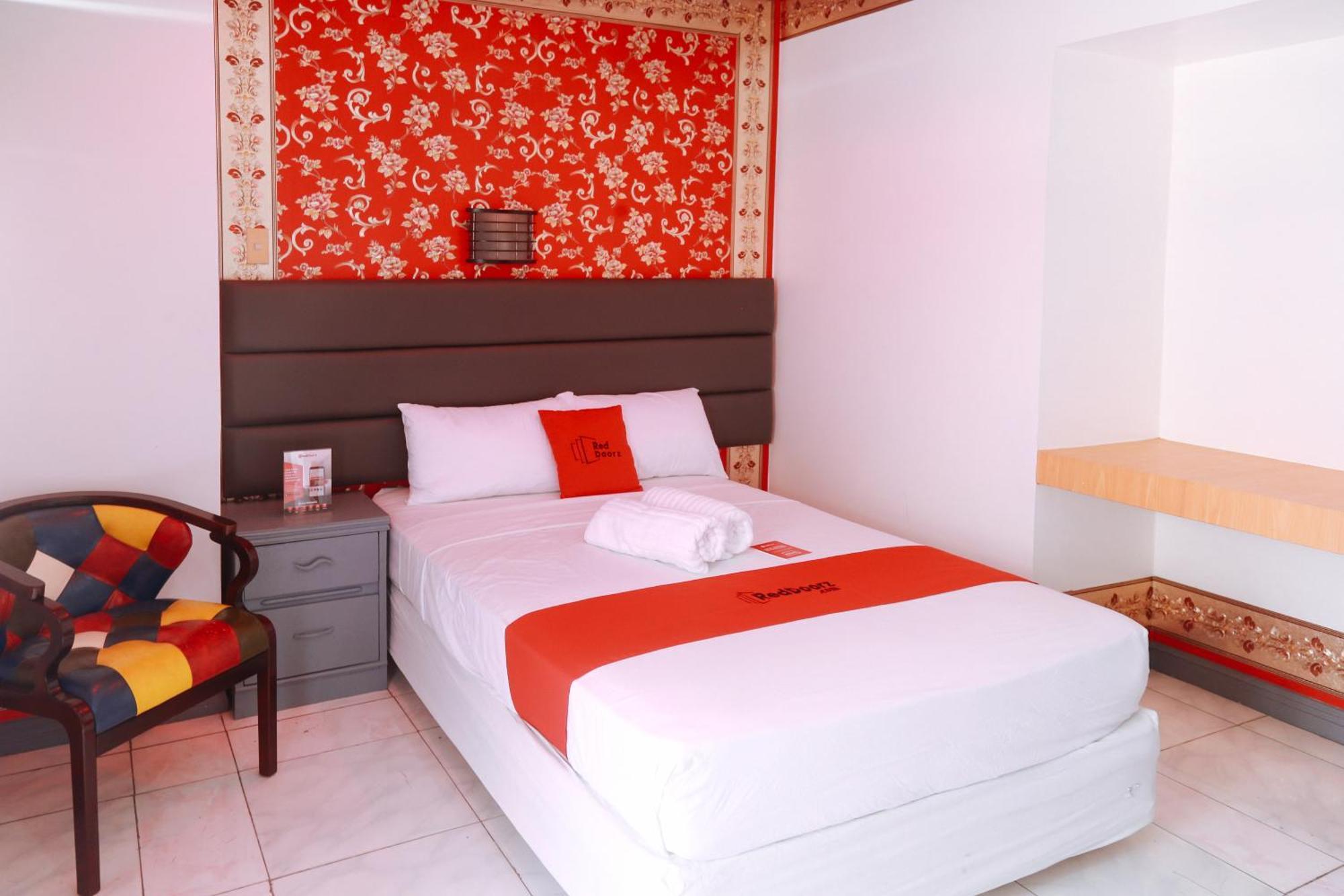 Reddoorz Plus @ Castle Chateau Iloilo Екстериор снимка