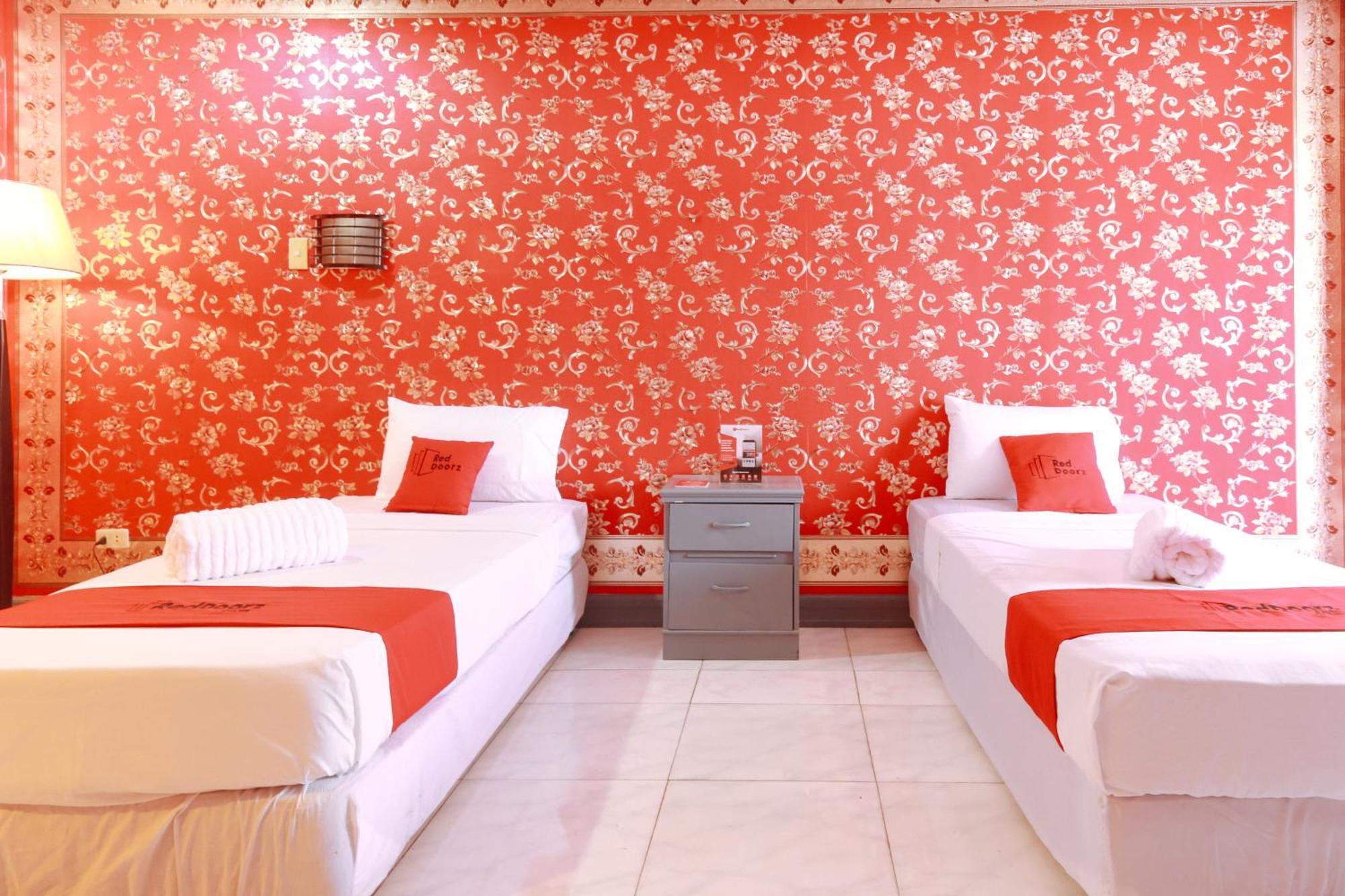 Reddoorz Plus @ Castle Chateau Iloilo Екстериор снимка