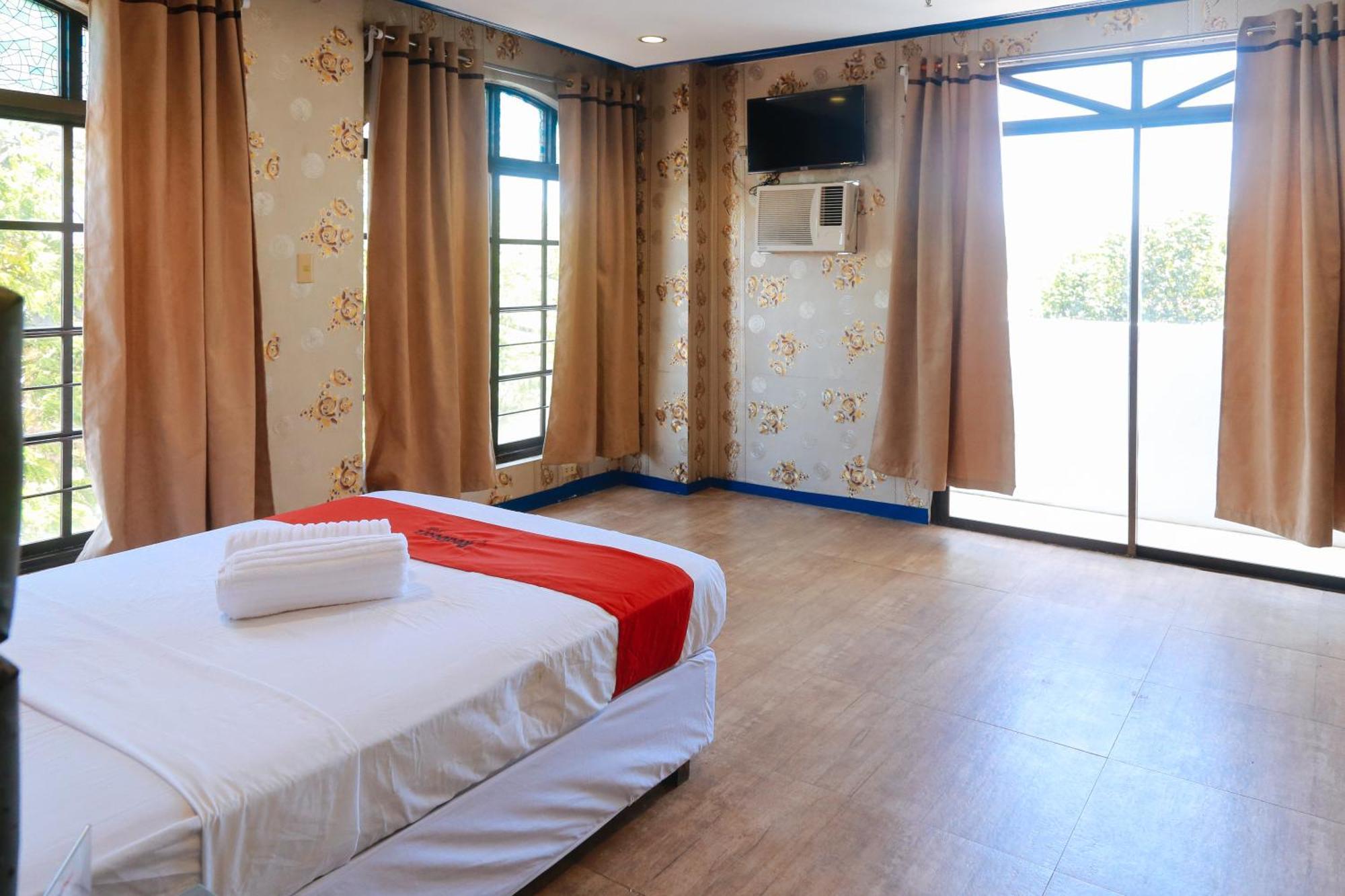 Reddoorz Plus @ Castle Chateau Iloilo Екстериор снимка