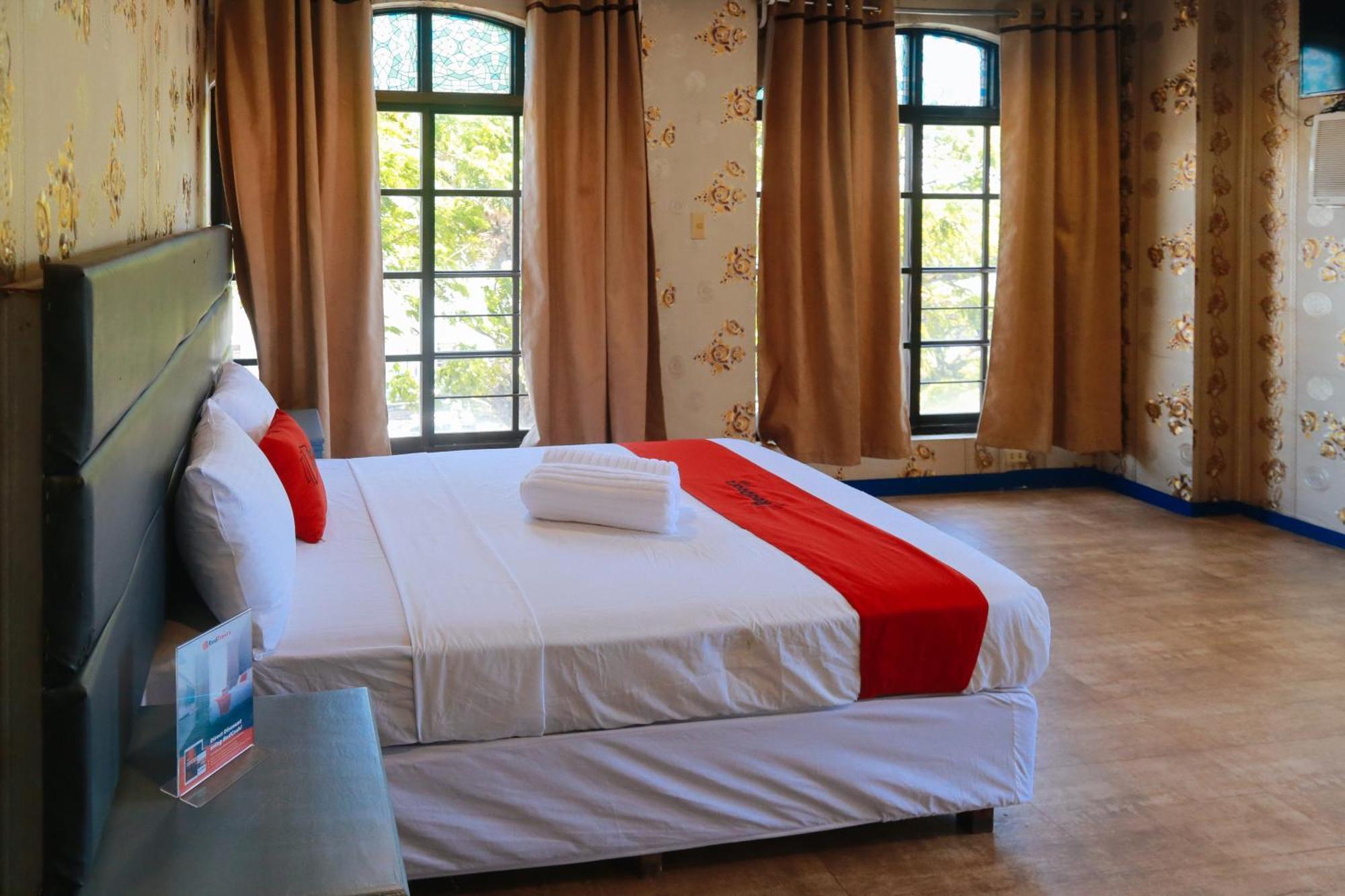Reddoorz Plus @ Castle Chateau Iloilo Екстериор снимка